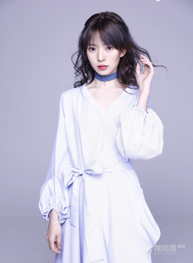 陈卓璇微卷发型搭配白色连衣裙甜美写真图片