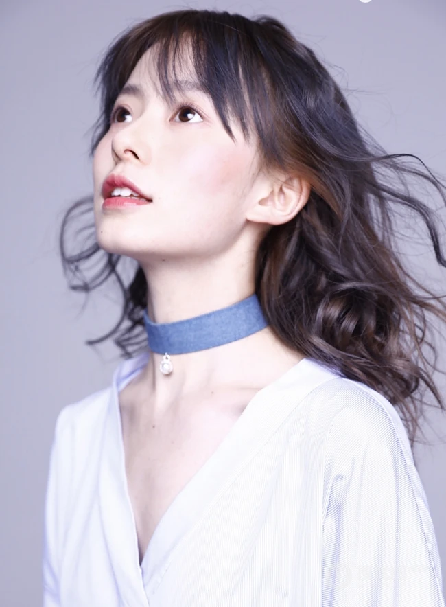 陈卓璇微卷发型搭配白色连衣裙甜美写真图片