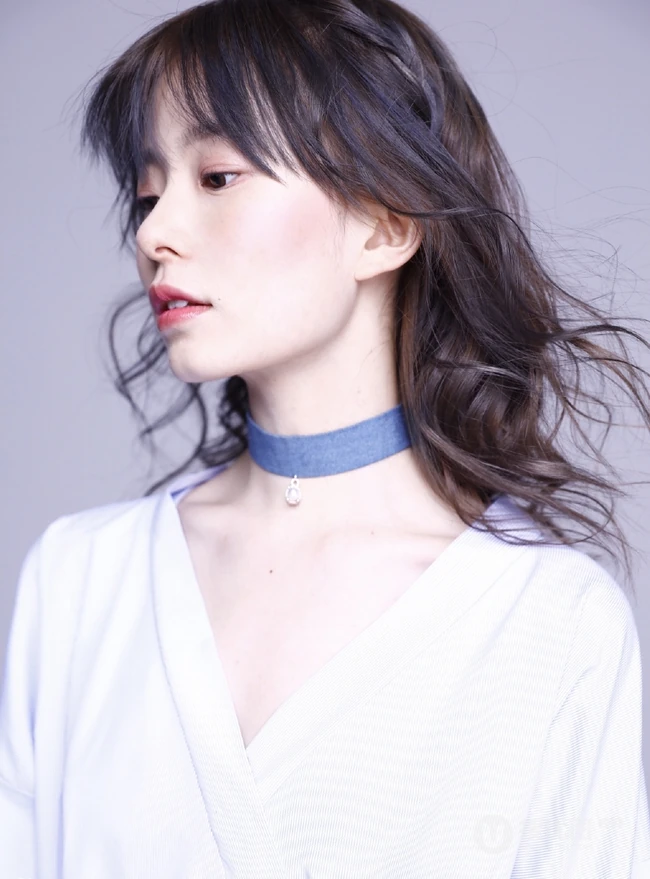 陈卓璇微卷发型搭配白色连衣裙甜美写真图片