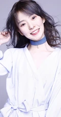 陈卓璇微卷发型搭配白色连衣裙甜美写真图片