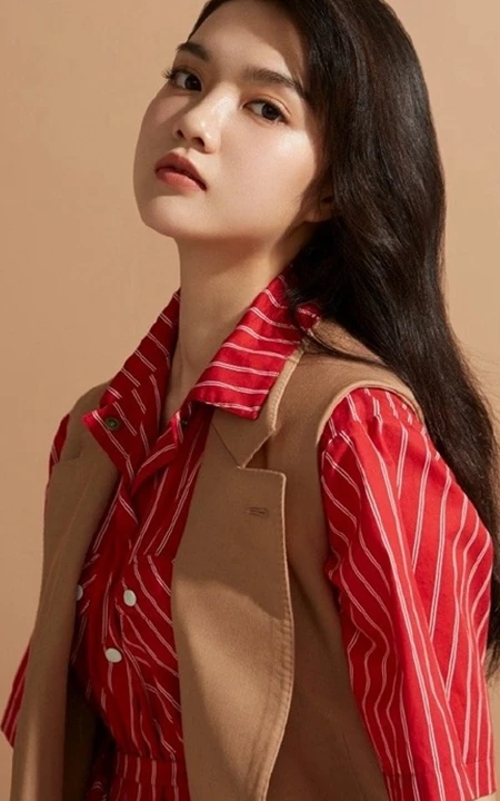 赖婧尝试不同潮流服饰《潮流新拍》杂志写真图片