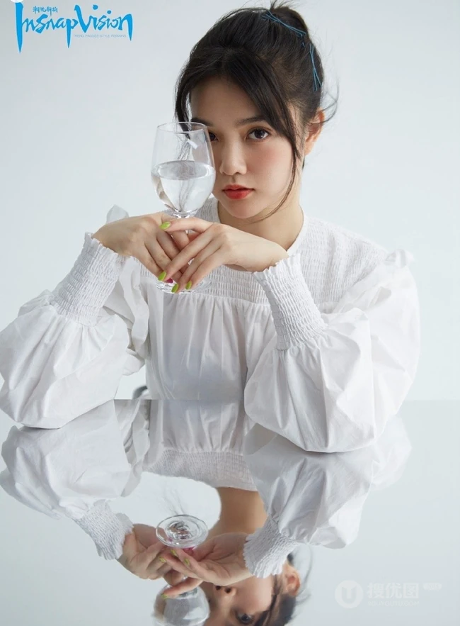 赖婧尝试不同潮流服饰《潮流新拍》杂志写真图片