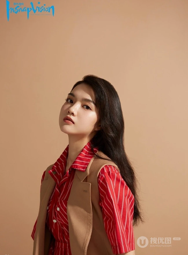 赖婧尝试不同潮流服饰《潮流新拍》杂志写真图片
