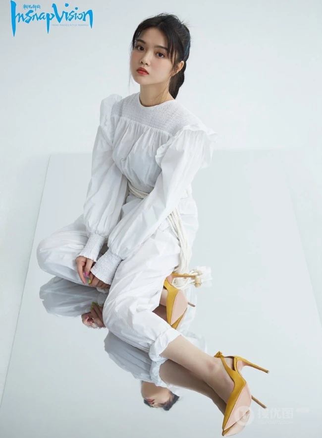 赖婧尝试不同潮流服饰《潮流新拍》杂志写真图片