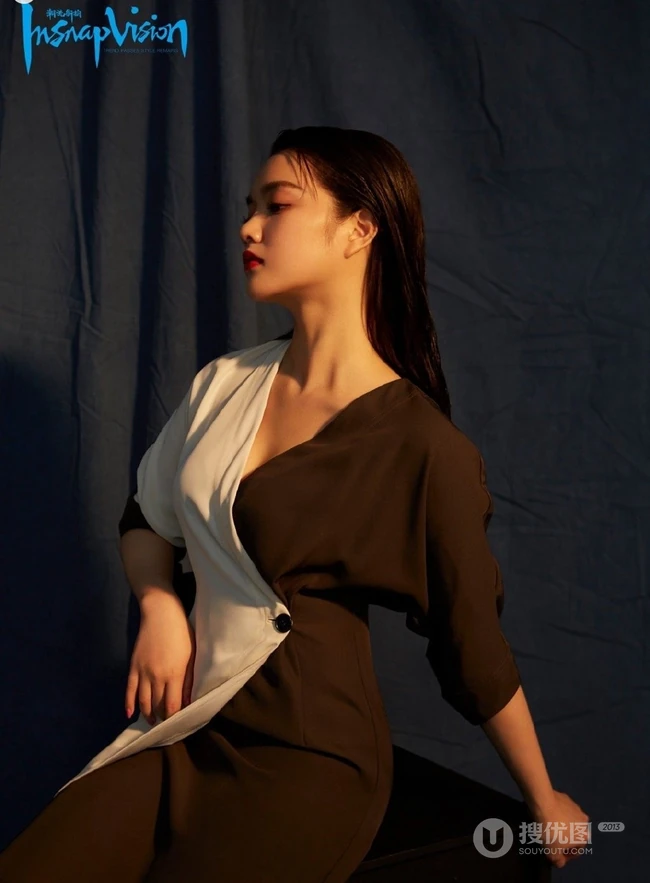 赖婧尝试不同潮流服饰《潮流新拍》杂志写真图片