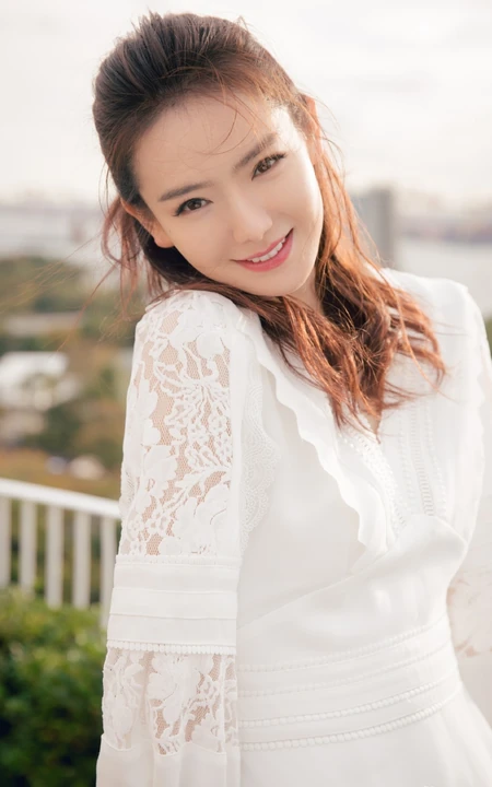 戚薇高扎马尾清新出境，搭配V领连衣裙气质知性而动人
