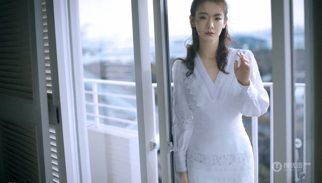 戚薇高扎马尾清新出境，搭配V领连衣裙气质知性而动人