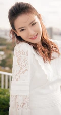 戚薇高扎马尾清新出境，搭配V领连衣裙气质知性而动人