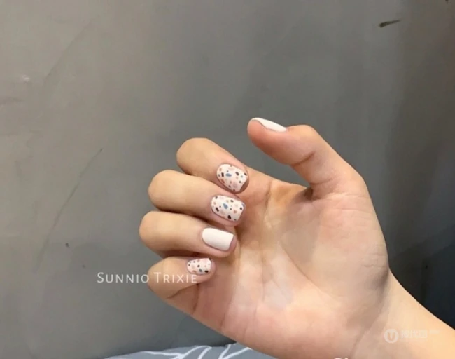 纯色，卡通斑点等样式美甲图片 第3张