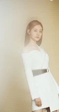 祝绪丹气质白色连衣短裙朦胧感写真图片