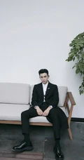 吴磊湿发造型搭配黑色西装酷帅写真，越来越像胡歌