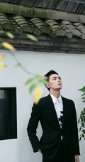 吴磊湿发造型搭配黑色西装酷帅写真，越来越像胡歌