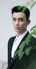 吴磊湿发造型搭配黑色西装酷帅写真，越来越像胡歌