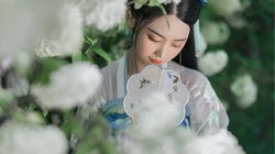 撑着油纸伞赏菊的汉服古风小姐姐高清壁纸