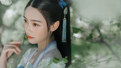 撑着油纸伞赏菊的汉服古风小姐姐高清壁纸