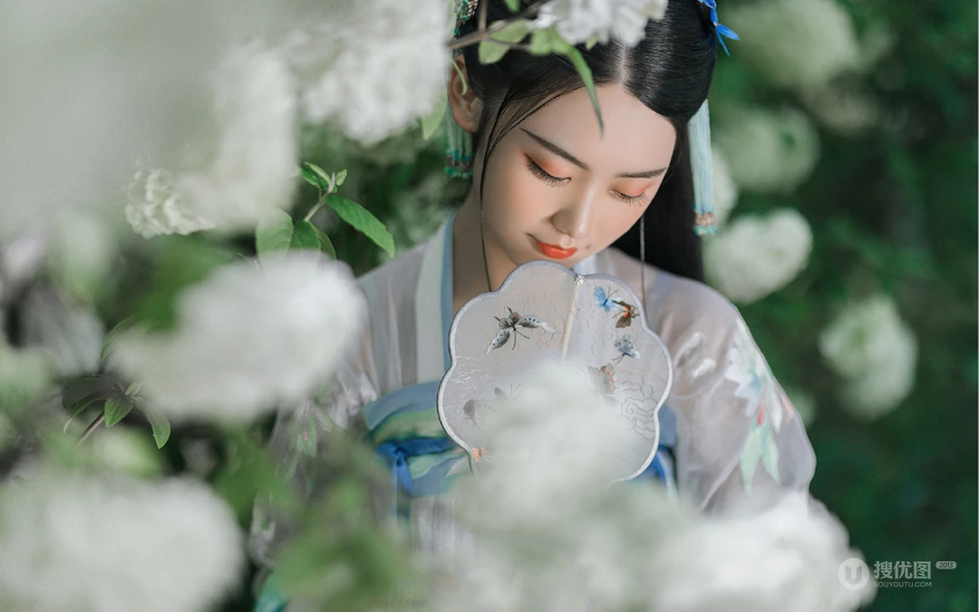 撑着油纸伞赏菊的汉服古风小姐姐高清壁纸