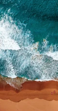 迎着海风踏浪，高清海水拍打沙滩的航拍手机壁纸