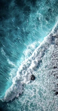 迎着海风踏浪，高清海水拍打沙滩的航拍手机壁纸