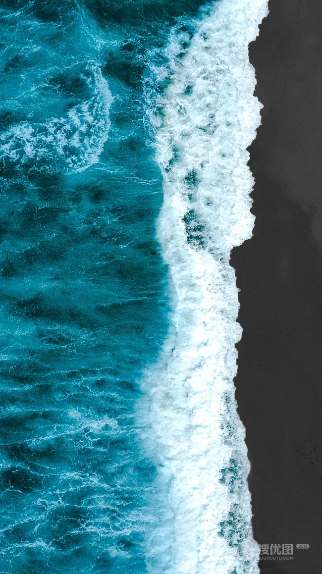 迎着海风踏浪，高清海水拍打沙滩的航拍手机壁纸