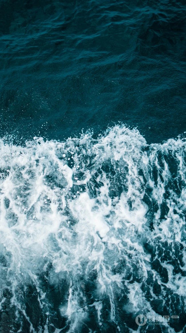 迎着海风踏浪，高清海水拍打沙滩的航拍手机壁纸