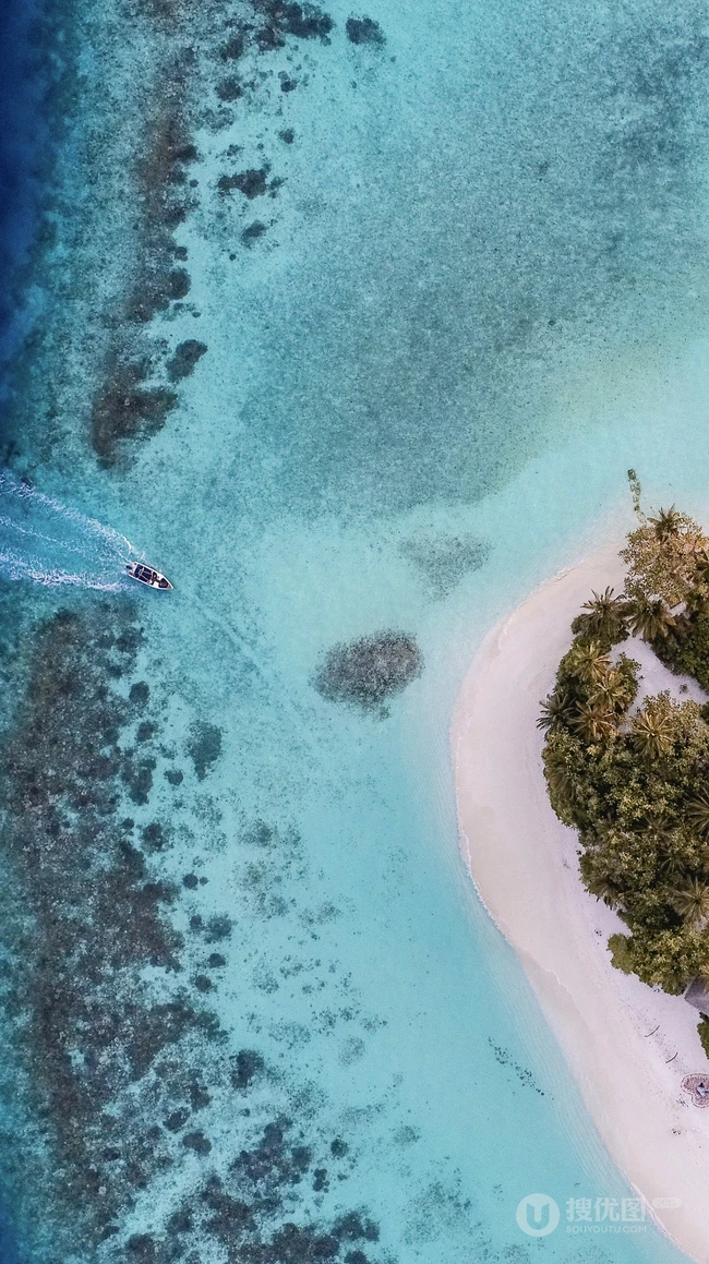 迎着海风踏浪，高清海水拍打沙滩的航拍手机壁纸