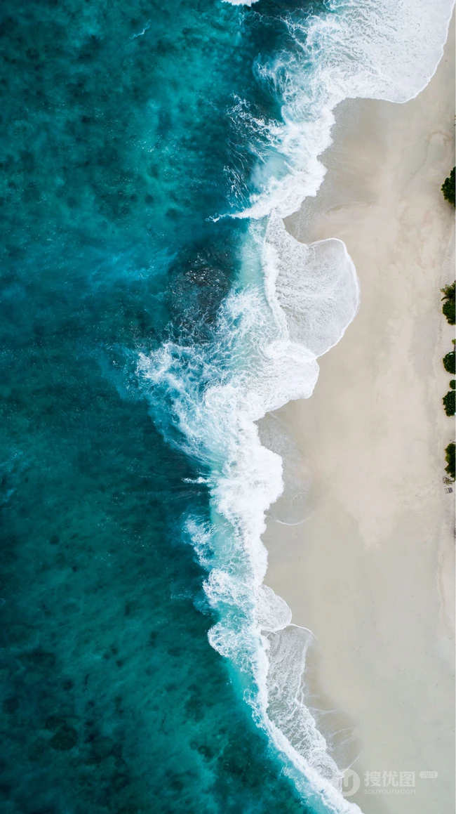 迎着海风踏浪，高清海水拍打沙滩的航拍手机壁纸