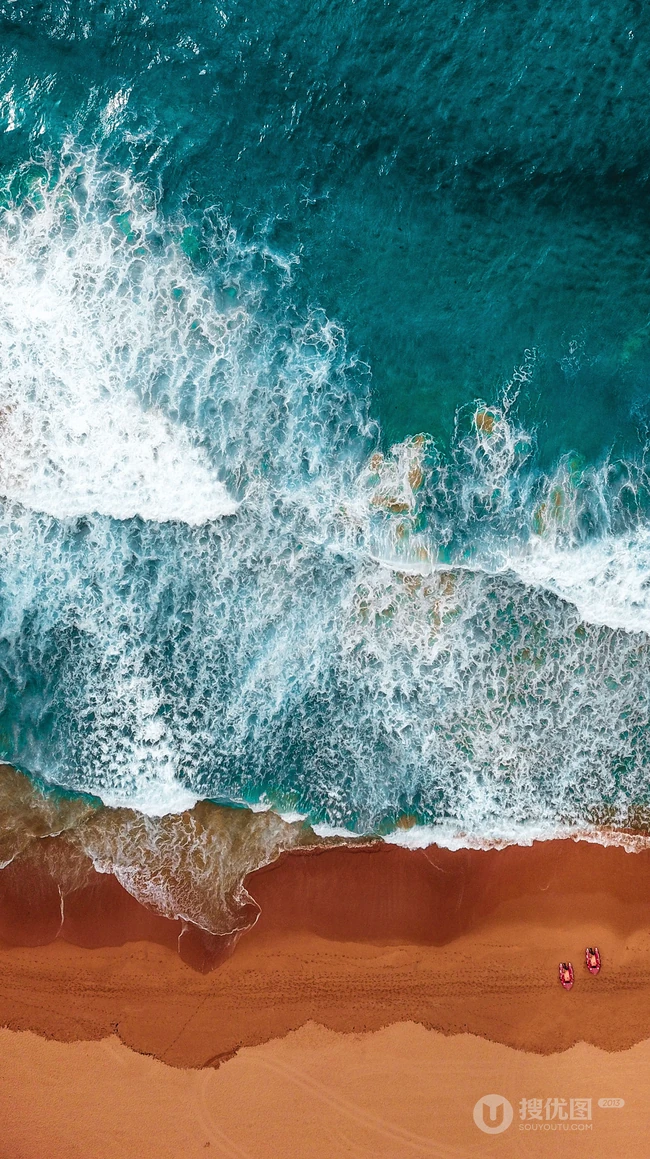 迎着海风踏浪，高清海水拍打沙滩的航拍手机壁纸