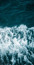 迎着海风踏浪，高清海水拍打沙滩的航拍手机壁纸