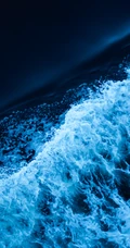 迎着海风踏浪，高清海水拍打沙滩的航拍手机壁纸