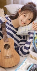 与吉他和书香为伴，文艺系清纯少女着斑马纹卫衣室内写真
