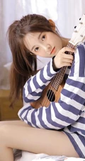 与吉他和书香为伴，文艺系清纯少女着斑马纹卫衣室内写真