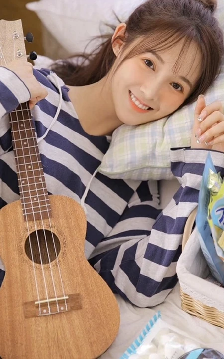 与吉他和书香为伴，文艺系清纯少女着斑马纹卫衣室内写真