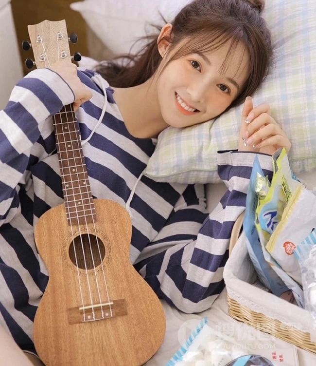 与吉他和书香为伴，文艺系清纯少女着斑马纹卫衣室内写真