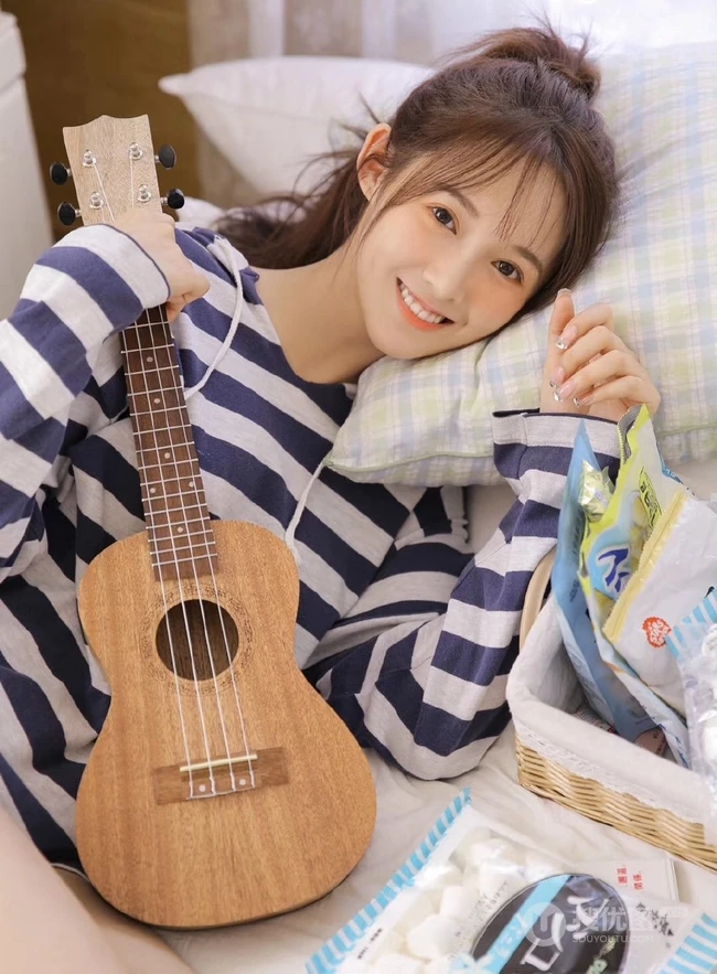 与吉他和书香为伴，文艺系清纯少女着斑马纹卫衣室内写真