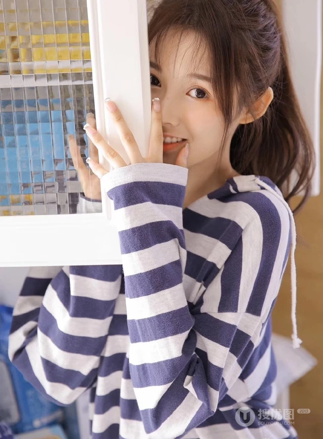 与吉他和书香为伴，文艺系清纯少女着斑马纹卫衣室内写真