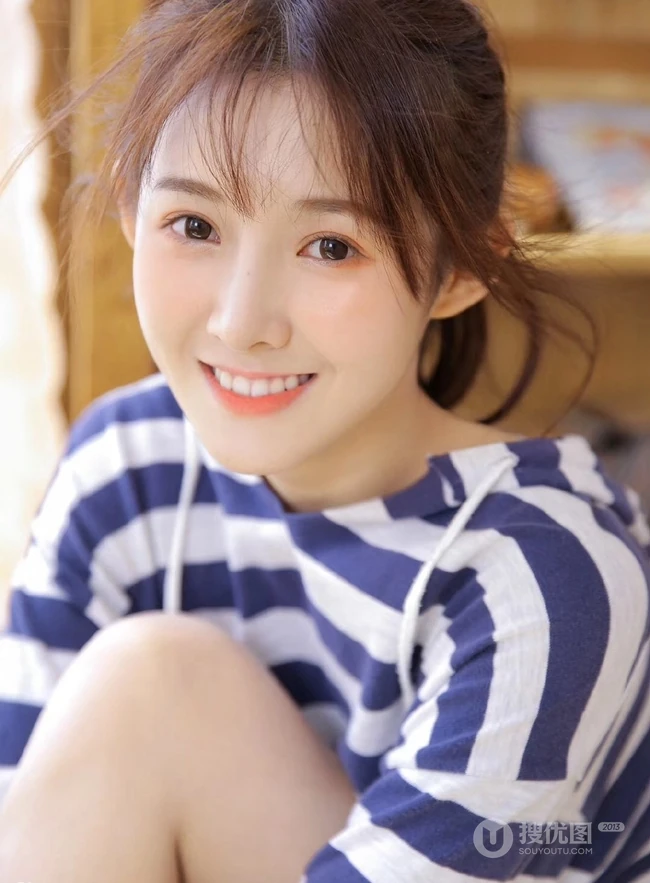 与吉他和书香为伴，文艺系清纯少女着斑马纹卫衣室内写真