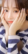 与吉他和书香为伴，文艺系清纯少女着斑马纹卫衣室内写真