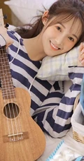 与吉他和书香为伴，文艺系清纯少女着斑马纹卫衣室内写真