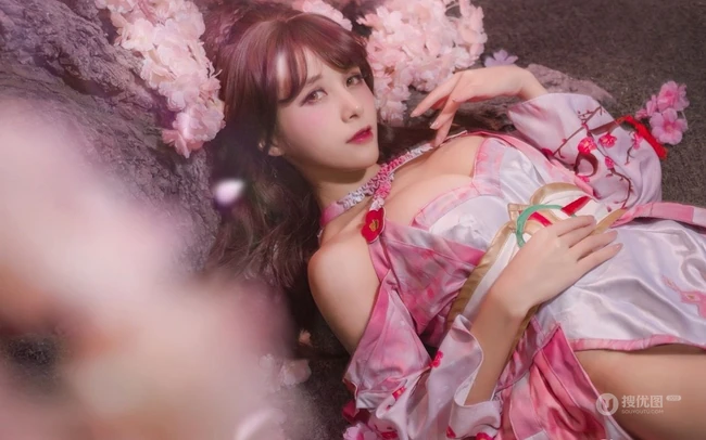 气质cos女生，国内模特夏美酱cos系列写真，现场照片图集
