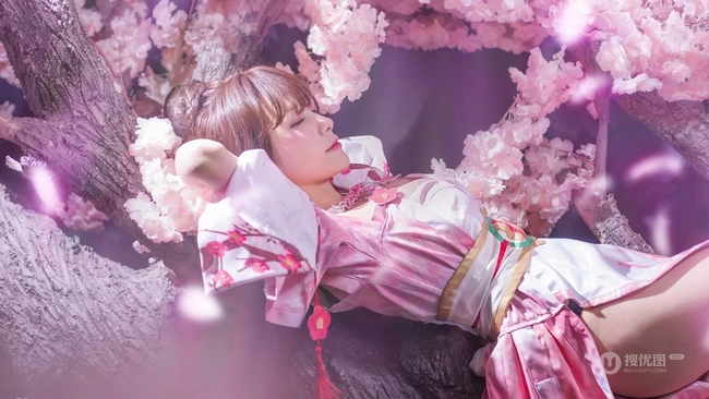 气质cos女生，国内模特夏美酱cos系列写真，现场照片图集