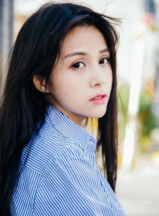 气质cos女生，国内模特夏美酱cos系列写真，现场照片图集
