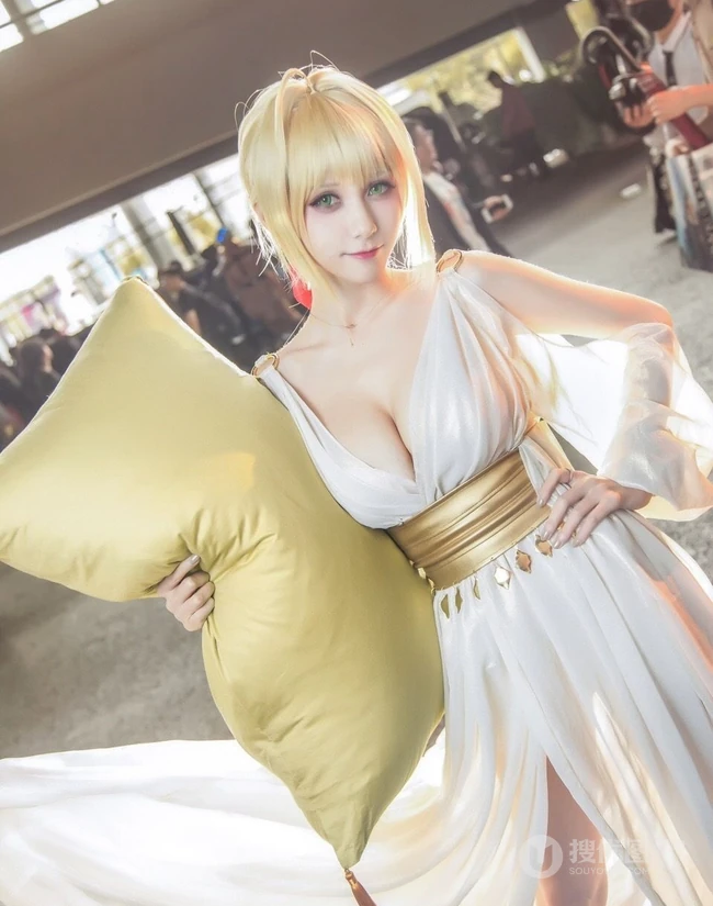 气质cos女生，国内模特夏美酱cos系列写真，现场照片图集