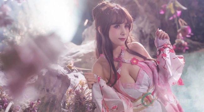 气质cos女生，国内模特夏美酱cos系列写真，现场照片图集