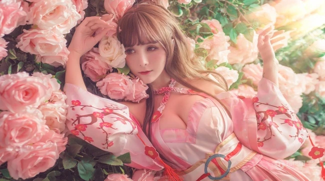 气质cos女生，国内模特夏美酱cos系列写真，现场照片图集
