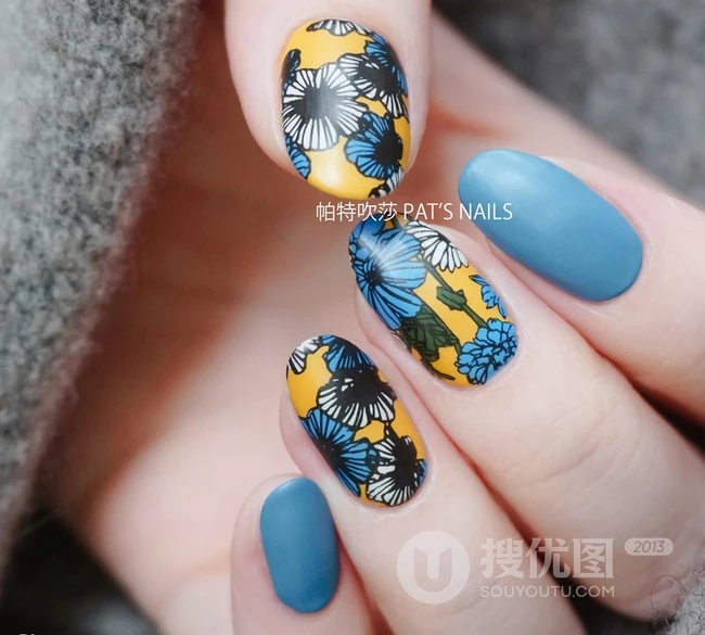 哑光蓝加线条彩虹美甲图片 第3张