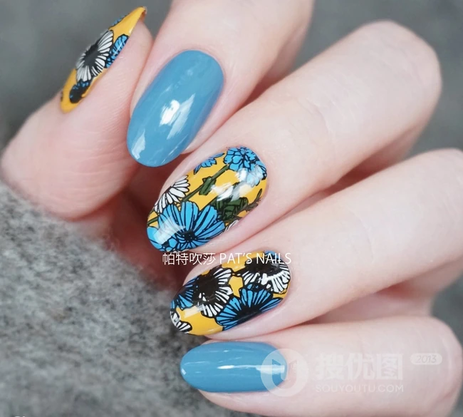 哑光蓝加线条彩虹美甲图片 第2张