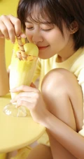 短发，线条感，大眼睛，T恤短裤青春少女高清室内写真