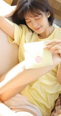 短发，线条感，大眼睛，T恤短裤青春少女高清室内写真