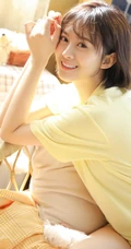 短发，线条感，大眼睛，T恤短裤青春少女高清室内写真