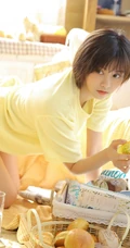 短发，线条感，大眼睛，T恤短裤青春少女高清室内写真